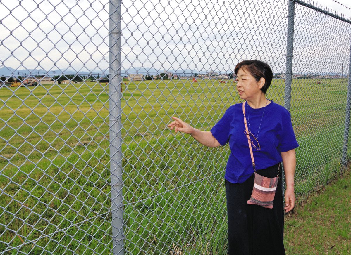 フェンスの向こうが横田基地。PFAS問題の解明のため、岡部由美子さんは都に立ち入り調査を求めている＝東京都立川市で