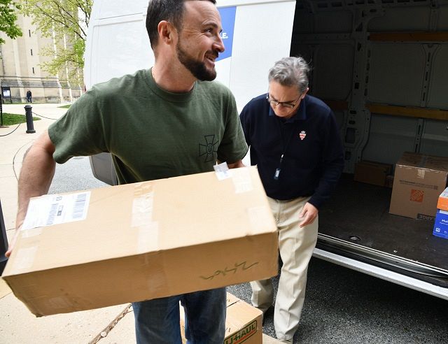 米ワシントンで、寄付された医療用品をワゴン車に積み込むボリス・レボネンコさん㊧