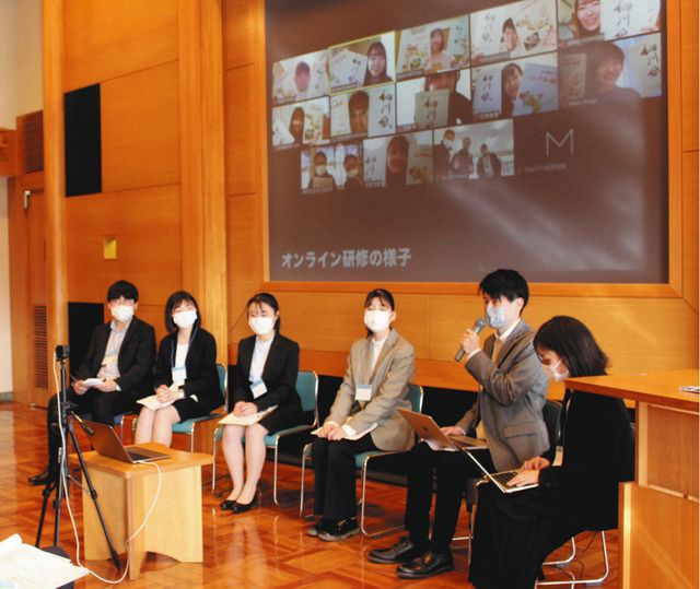 和紙を通じた観光まちづくりの活動を報告する立教大観光学部の学生たち＝小川町立図書館で
