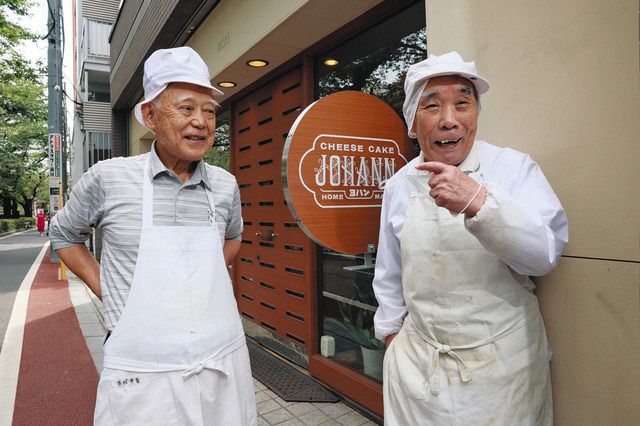 チーズケーキ作りについて話す小林隆吉さん（左）と高野袈裟松さん＝いずれも東京都目黒区で