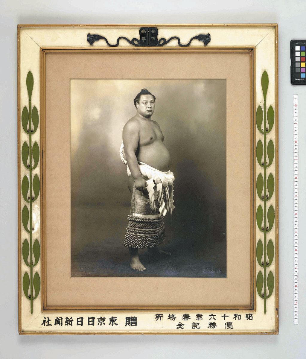 【希少】両国国技館 新築落成記念品 額装 相撲 銅 横綱 行ってみたら＞賜杯の模杯、パンナム賞トロフィーが目の前に！両国