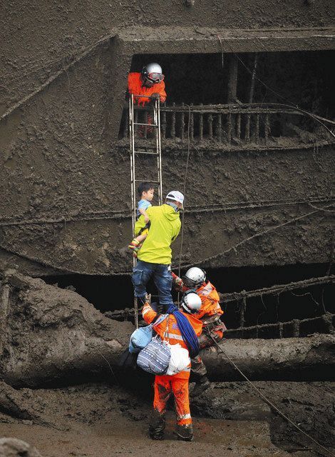 動画 押し寄せる泥あっという間に２階埋め尽くす 熱海の土石流 ５時間後救助の親子 もう終わるかと 東京新聞 Tokyo Web