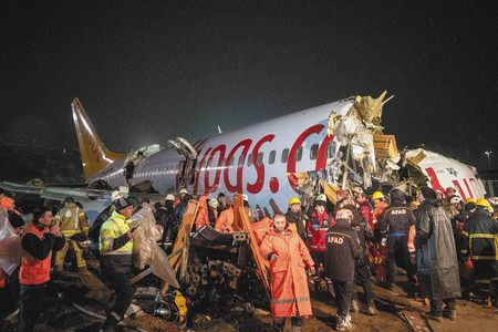 トルコ旅客機大破で３人死亡 着陸失敗１７９人負傷 強い風雨か 東京新聞 Tokyo Web