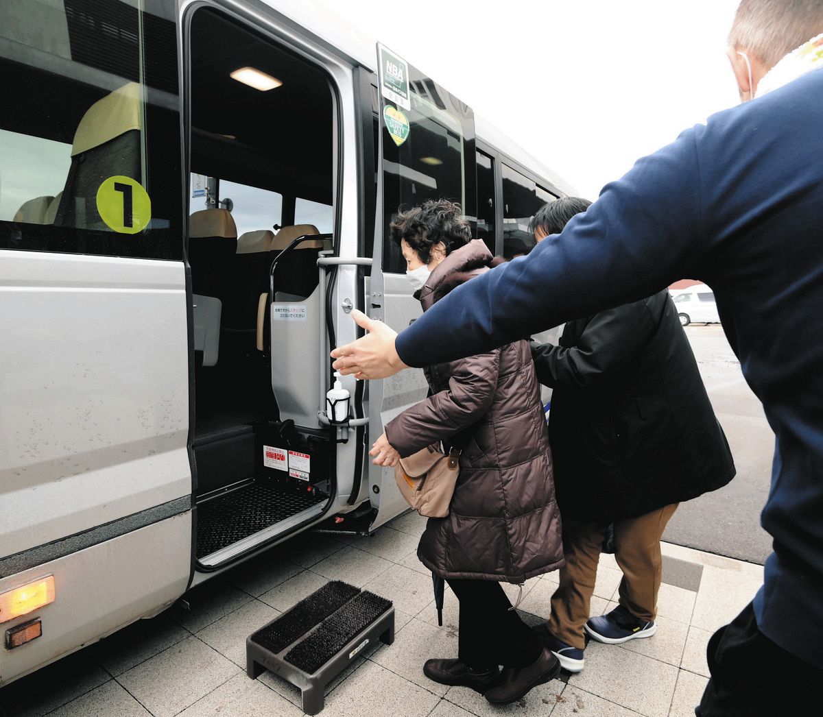 石川県輪島市役所から出発する避難バスに乗り込む被災者ら
