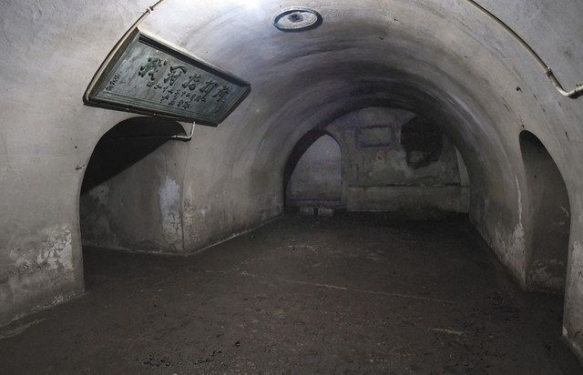 １２８高地の地下壕の内部。左に「戦闘指揮所」の額があり、左奥には天皇の写真を飾ったとみられるくぼみがある
