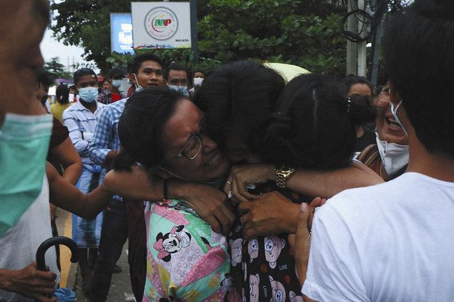 インセイン刑務所から開放され抱き合って喜び合う人々＝６月３０日、ミャンマー・ヤンゴンで（ＡＰ）