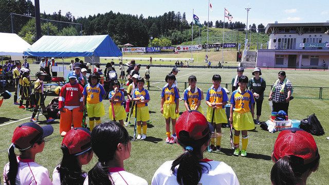「相手をたたえるセレモニー」で感想を述べる子どもたち＝日本ホッケー協会提供 