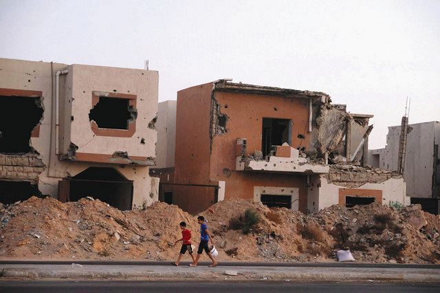 １７日、破壊された家が目立つリビア中部シルトの街並み＝ロイター・共同