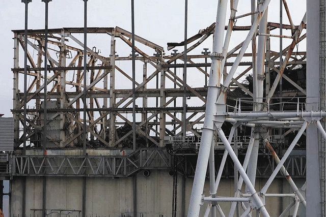 ①小さいがれきはかなり除去された1号機原子炉建屋の上部。しかし、使用済み核燃料プールは大きながれきの下にある＝福島県大熊町の東京電力福島第一原発で
