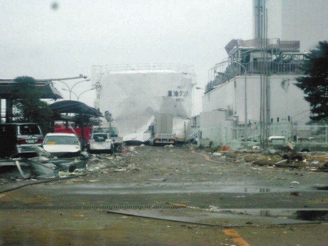 ⑦津波で流され、道路をふさいだ事故直後の重油タンク＝2011年3月22日撮影（東京電力提供）
