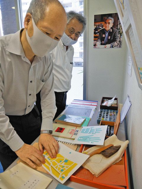 後藤良一氏の遺品などが並ぶコーナーで、触図に触れる長岡英司さん（左）と伊藤宣真さん 