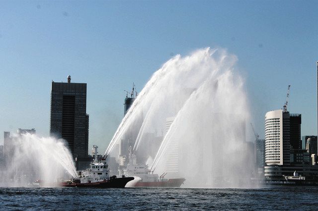 大型消防艇による放水の様子（臨港消防署提供）