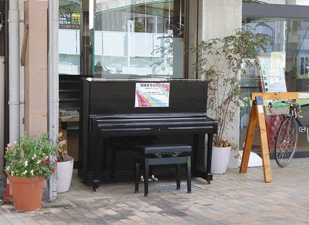 商店街の一角に設置されたピアノ＝前橋市で