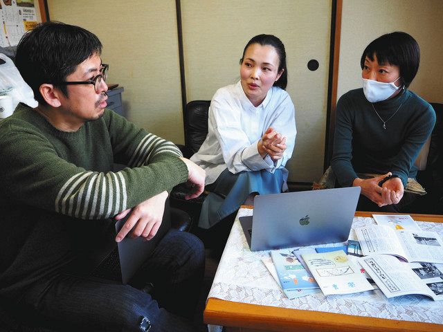 「浅草ユーチューブ！」の打ち合わせをする（右から）高橋真以子さん、麻生子八咫さん、藤原多聞さん＝台東区で 