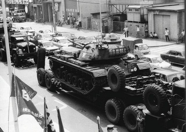 神奈川県内で運搬される米軍戦車（戦車闘争の映画をつくる会提供）