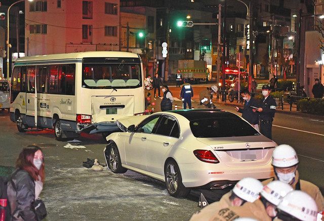 乗用車がバスに追突した事故現場＝９日、東京都江東区で（一部画像処理）