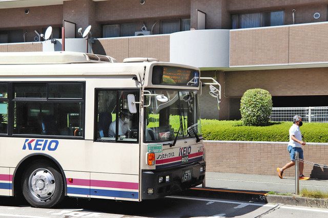 猛暑の中、ＪＲ国分寺駅近くのバス停に停車する京王バス＝国分寺市で