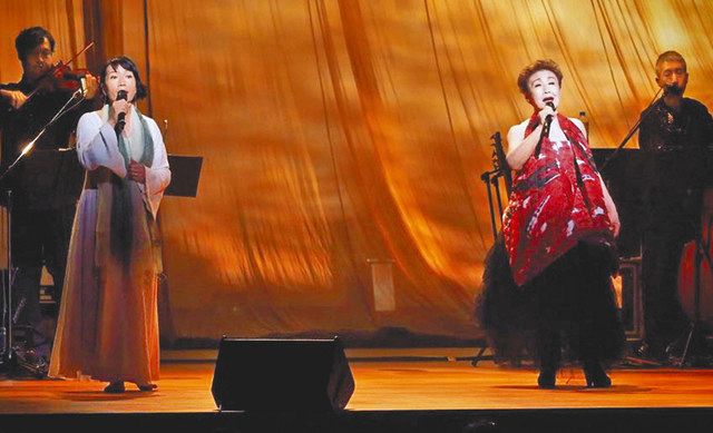 昨年６月、緊急事態宣言が一時明け、都内でのコンサートで次女Ｙａｅさん（左）と熱唱する加藤さん
