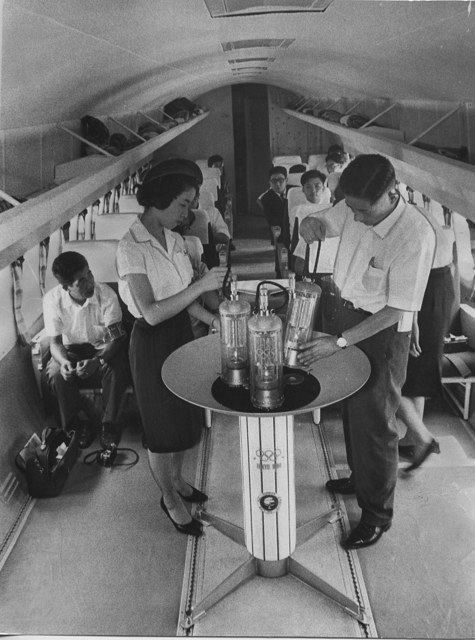 ＹＳ１１機の五輪聖火輸送テストで公開されたトーチをのせる聖火台＝１９６４年９月３日、東京上空で