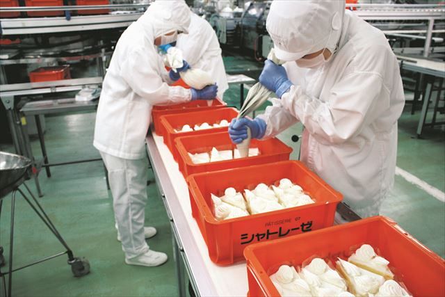 価格維持のため工夫を凝らしながら製造されているケーキ（シャトレーゼ提供）