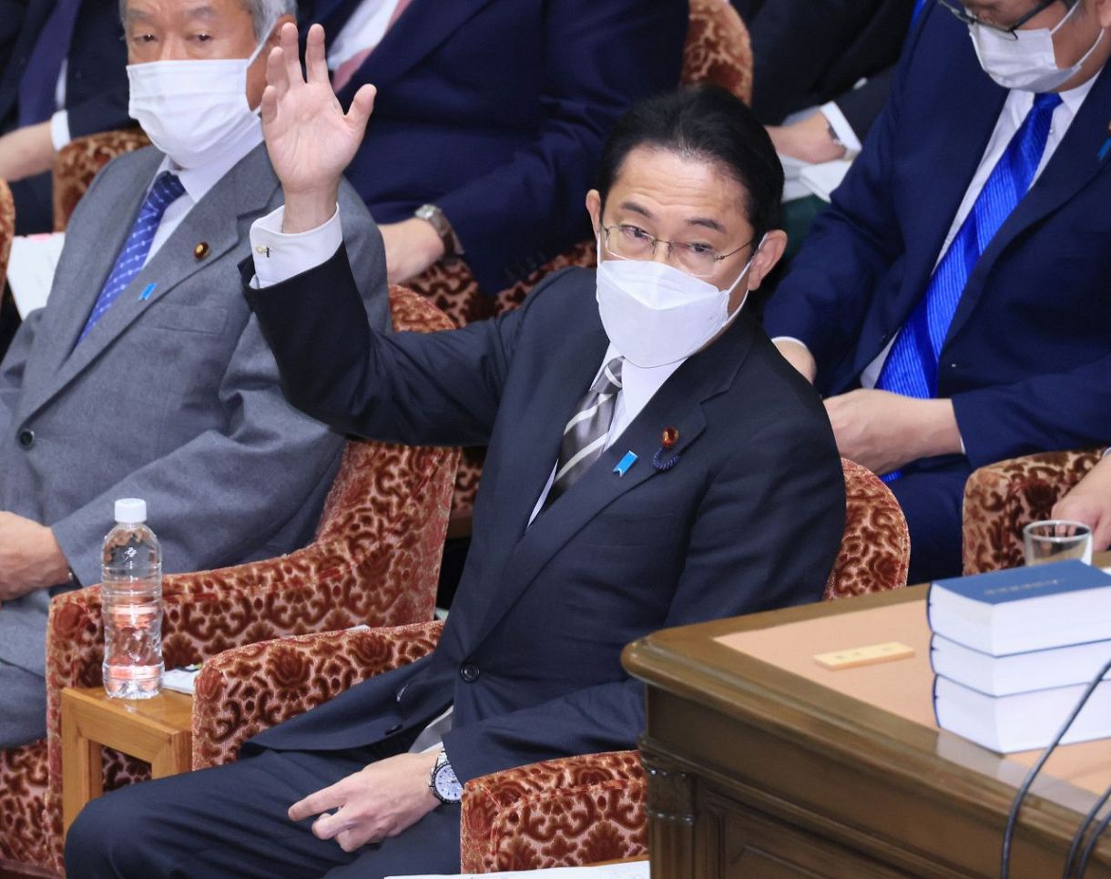 衆院予算委で挙手する岸田首相