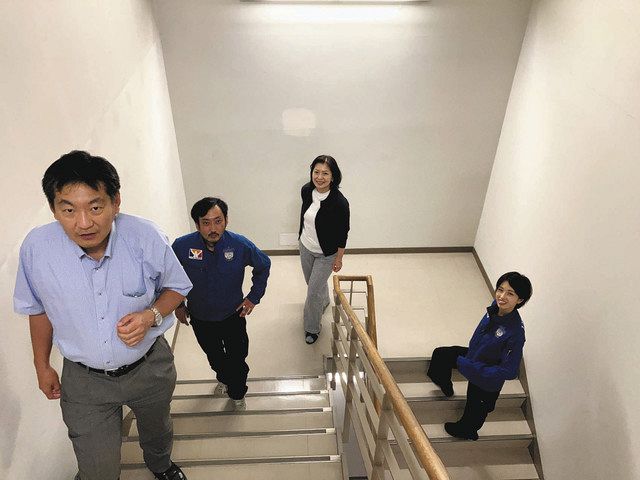 ビルの６階にある本社オフィスへ、階段を使って向かう社員ら＝高津区で
