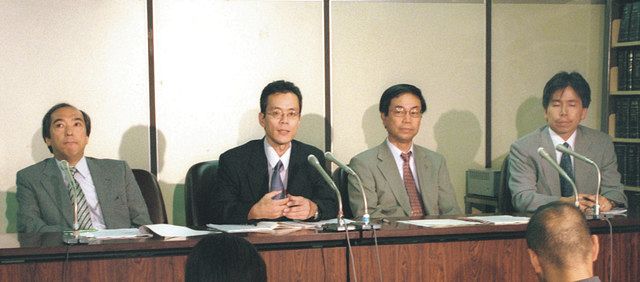 武富士に勝訴したジャーナリスト三宅勝久さん（左から２人目）による記者会見。同社は批判的報道への訴訟を乱発していた＝２００４年９月、東京都内で