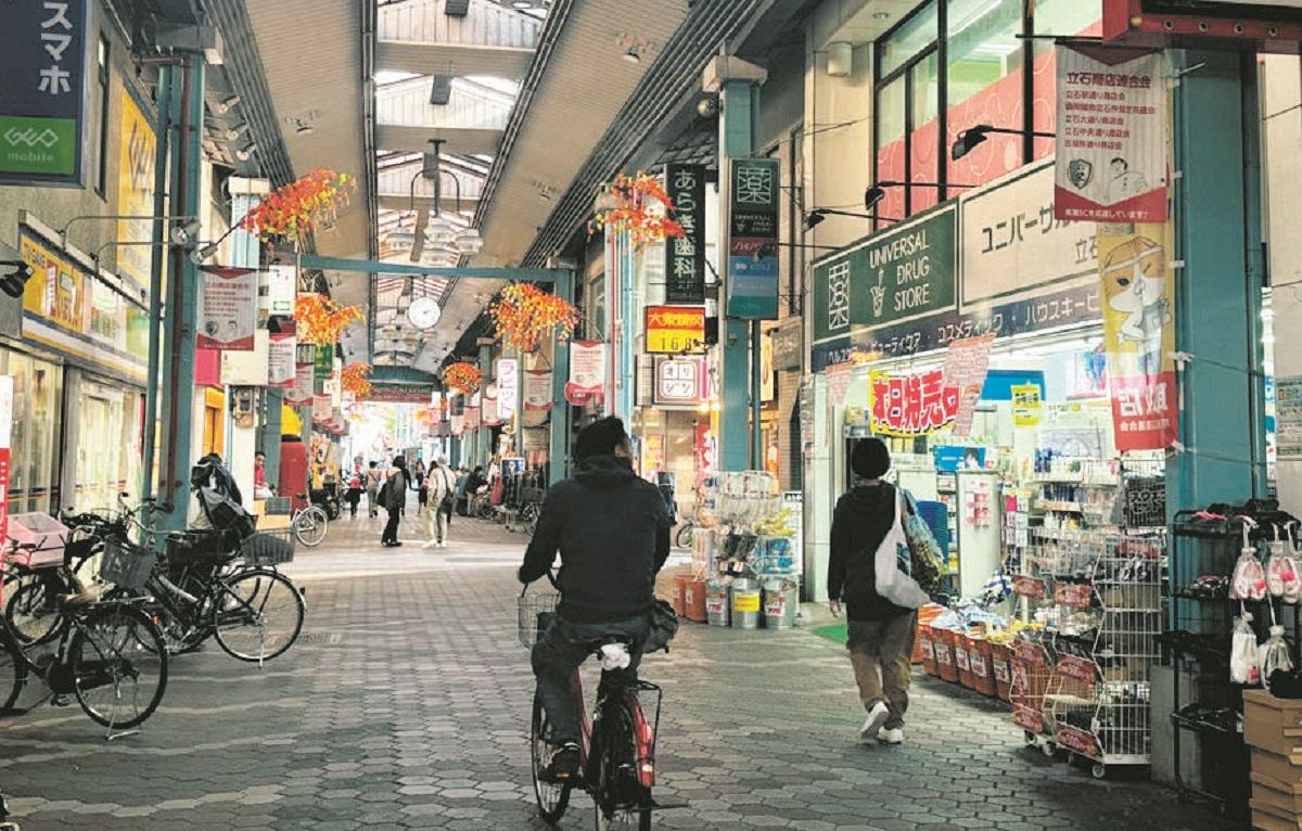買い物客が行き来する立石駅通り商店街＝8日午後、東京都葛飾区で