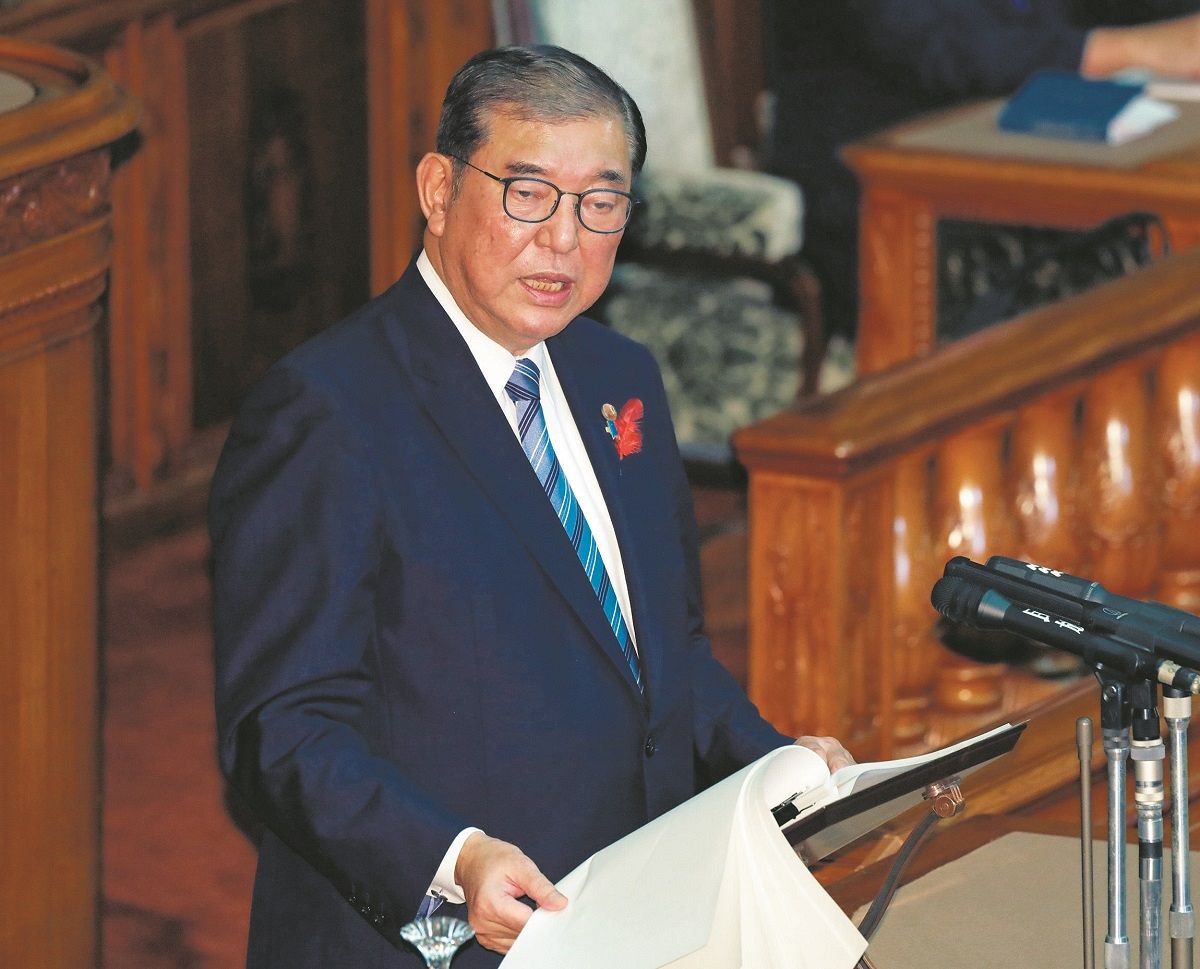 10月4日、参院本会議で所信表明演説をする石破首相（佐藤哲紀撮影）