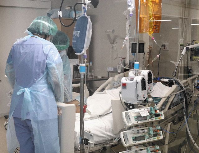 重症患者に対応するスタッフたち。この患者は一時、人工心肺装置（エクモ）を装着するまで悪化した＝久喜市の県済生会栗橋病院で
