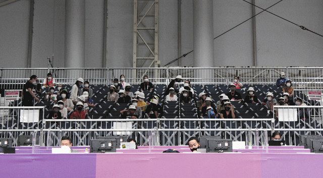 パラリンピックの射撃競技を観戦する児童ら＝陸上自衛隊朝霞訓練場で
