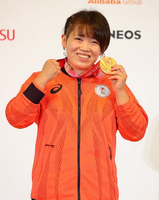 柔道女子７０キロ級で銅メダルを獲得し記者会見後、記念撮影に臨む小川和紗