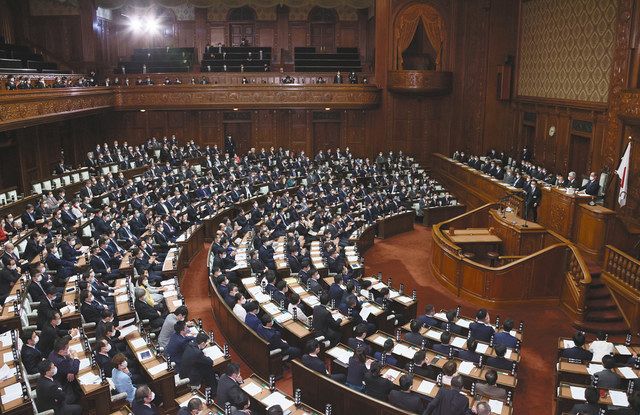 ２０２２年度予算案が可決された衆院本会議＝２２日、国会で