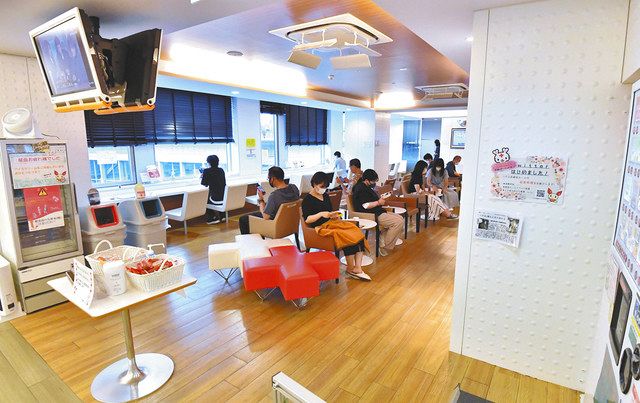 食べ物や漫画などが置かれたハチ公前献血ルーム＝いずれも東京都渋谷区で
