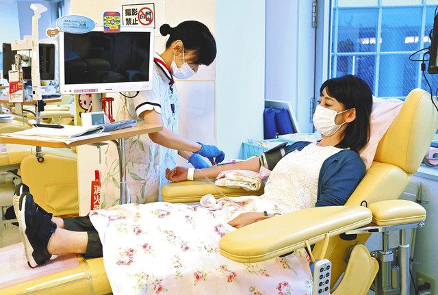 献血をする小嶋麻友美記者
