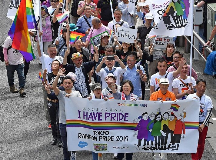 性的少数者への理解を広げようとパレードする「東京レインボープライド２０１９」の参加者たち
