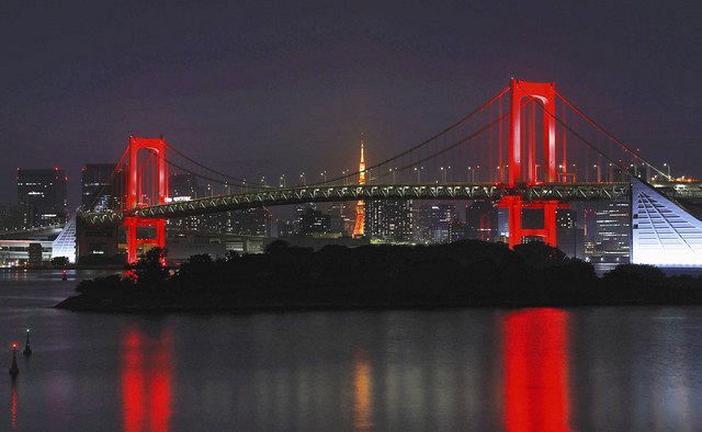 「東京アラート」が発令され、赤くライトアップされた東京湾に架かるレインボーブリッジ＝２日