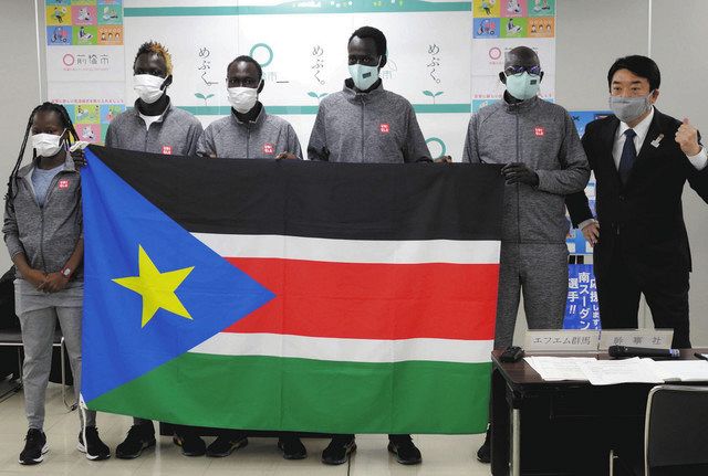 記者会見した南スーダンの選手団ら＝前橋市で
