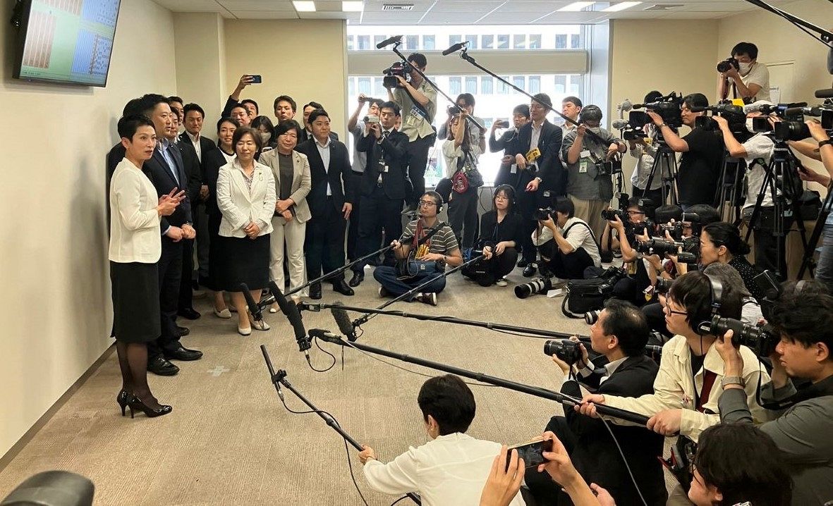 報道陣の取材に答える蓮舫氏（左端）