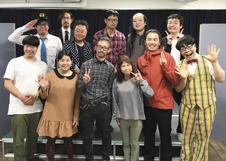 １回目のライブ終了後、出演者らと共に記念撮影する冨貫さん（前列右から３人目）＝４月、新宿区で
