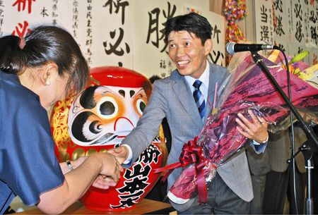 知事選で当選し、支持者と握手する山本一太さん＝前橋市で