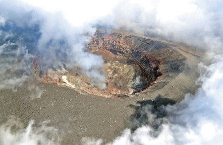 小規模な噴火が起きた浅間山の火口周辺＝群馬、長野県境で、本社ヘリ「あさづる」から