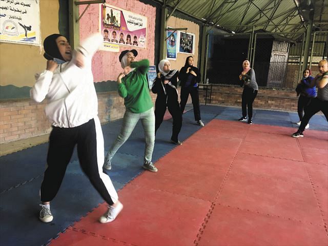 １０月下旬、カイロ近郊でセクハラ撃退訓練に参加する女性たち