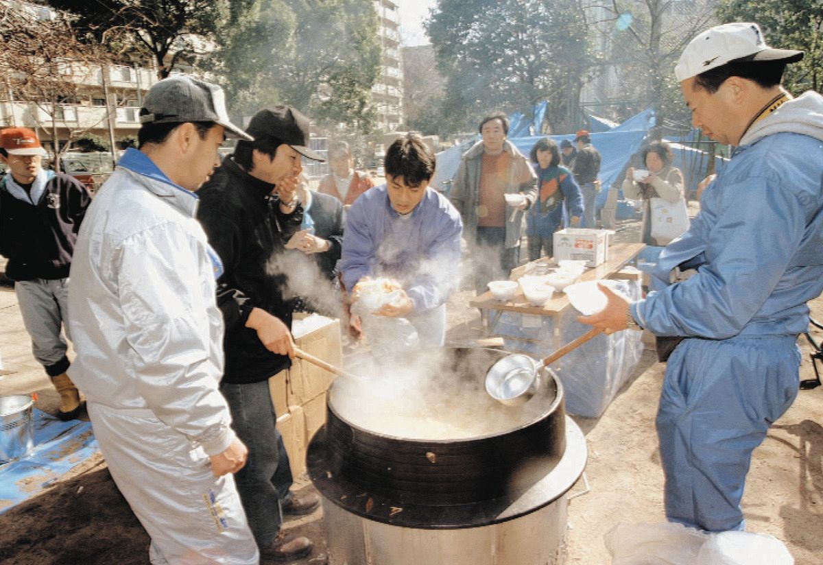 阪神・淡路大震災の避難所で熱々のとん汁を配る長野県松本市から来た農協・青年会議所有志によるボランティア＝1995年1月、神戸市長田区で