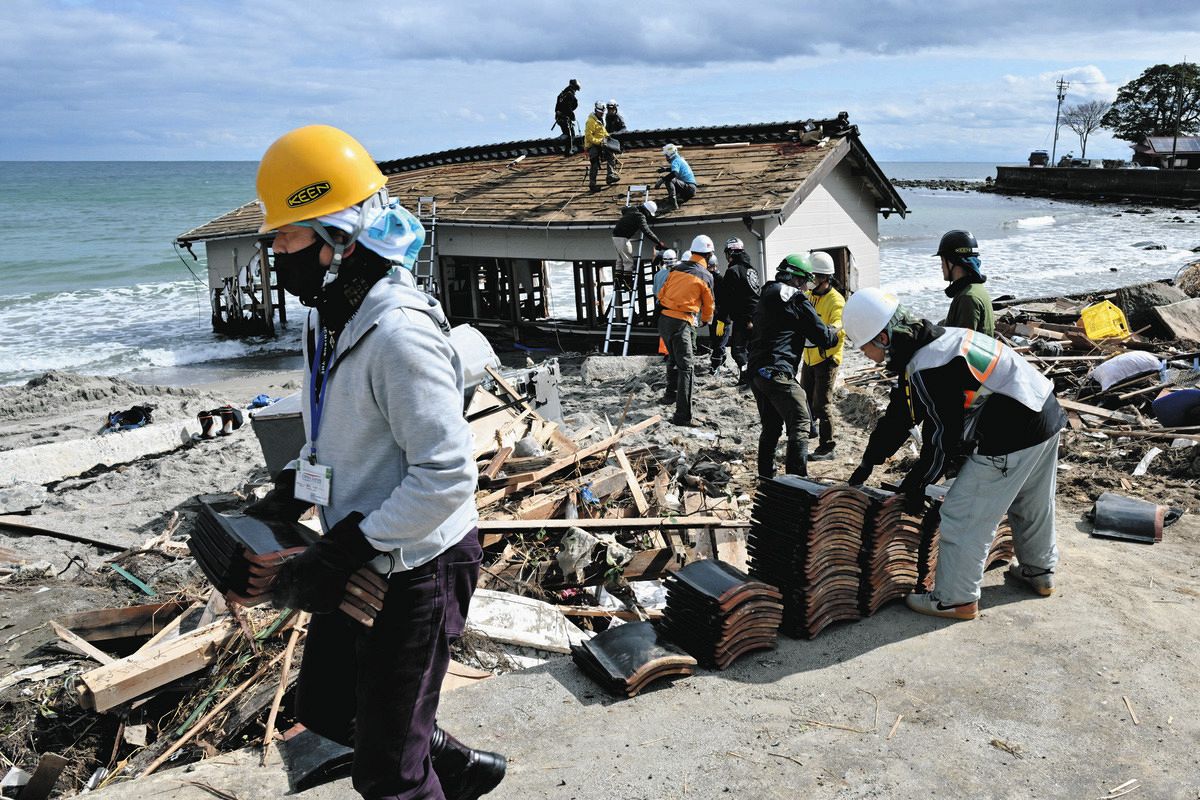津波で流された家屋の解体作業をするボランティアら＝石川県能登町で