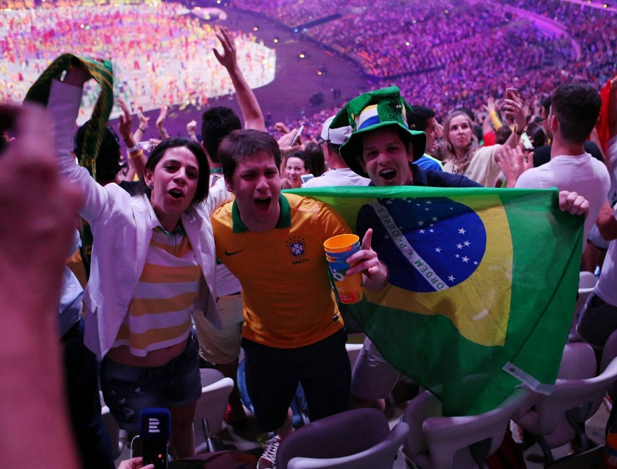 五輪開会式で盛り上がる観客＝２０１６年８月、リオデジャネイロで