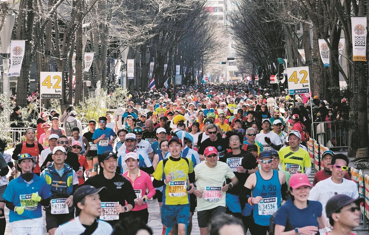 東京マラソンで力走するランナーたち=2024年3月3日、東京都千代田区で