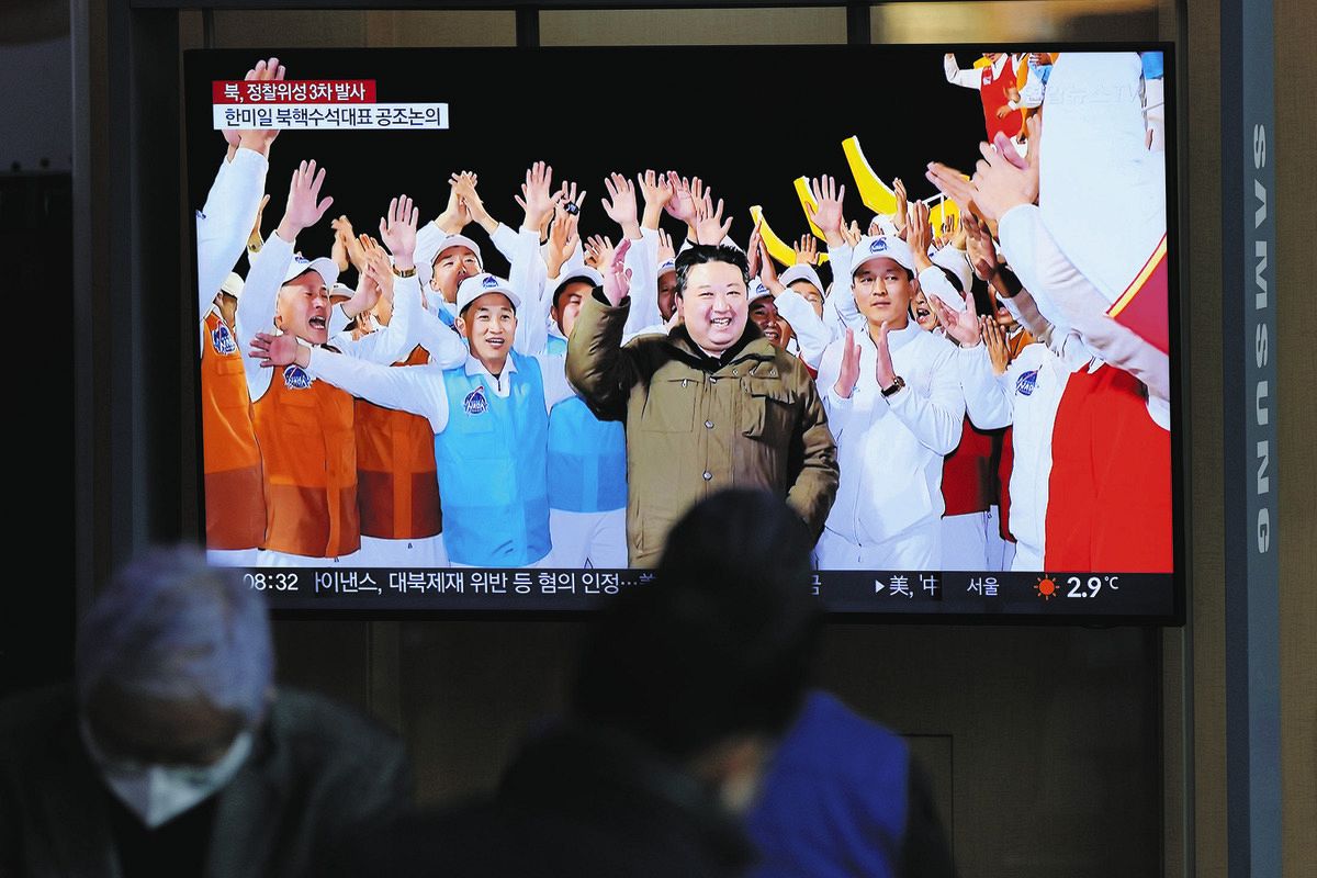 한 시민이 서울역에서 북한군 정찰위성 발사 소식을 지켜보고 있다.=AP