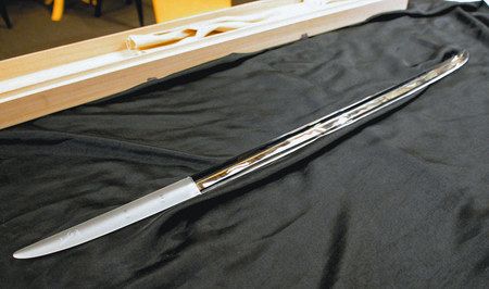 キラリ江戸切子 ガラスの刀 老舗メーカー きょうから刀剣博物館で展示 東京新聞 Tokyo Web