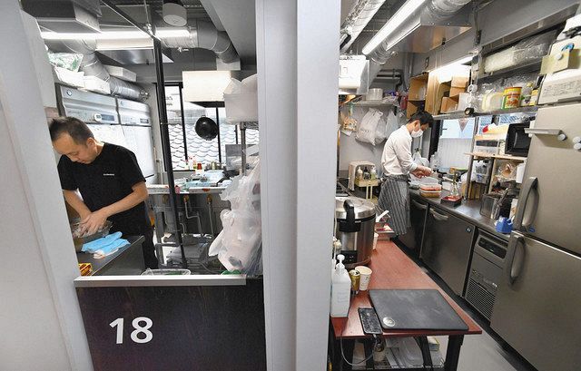 隣り合わせでキッチンが並ぶ「KitchenBASE  新宿神楽坂」＝東京都新宿区で